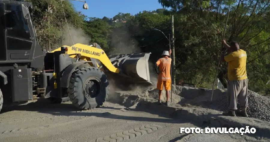 Prefeitura realiza obras de terraplanagem na Estrada da Meia Noite