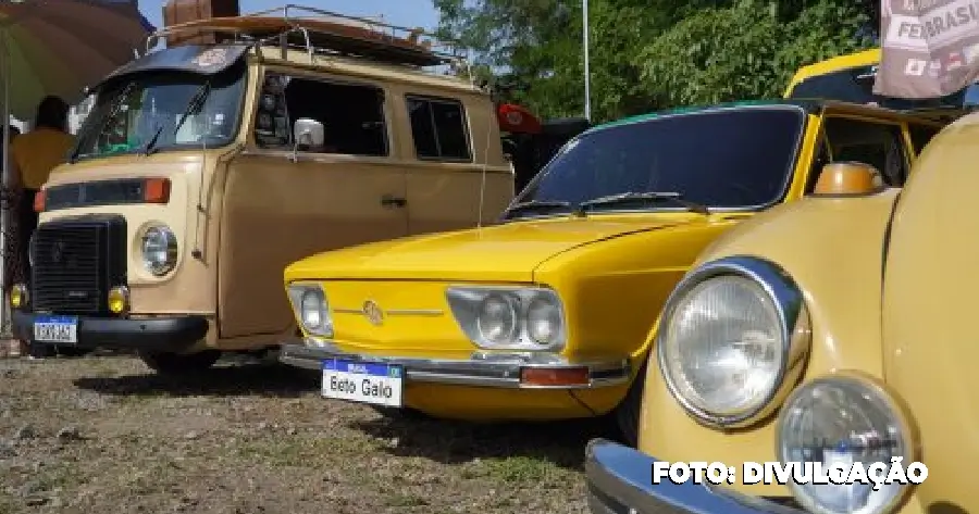 Exposição de carros antigos e shows encerram encontro de motociclistas