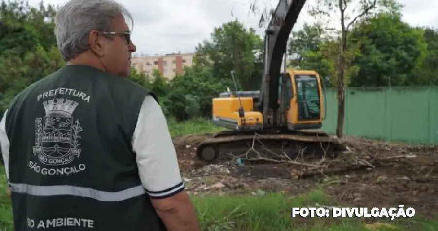 Inea e Prefeitura realizam limpeza de Rio no Colubandê