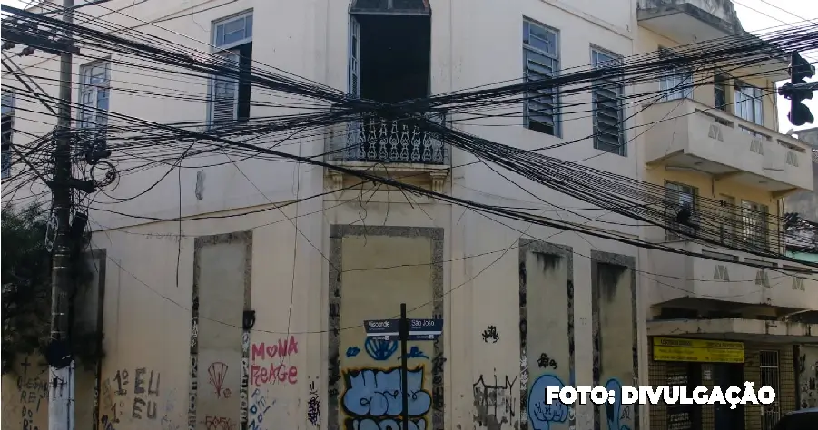 Invasor escala prédio residencial e causa terror em Niterói