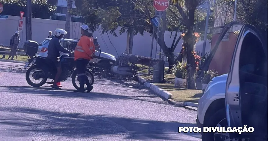 Caminhão bate em poste e mata ciclista em Camboinhas