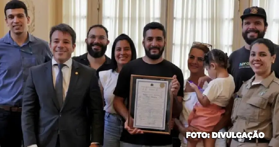 Mototaxista que salvou garoto é homenageado no Rio de Janeiro