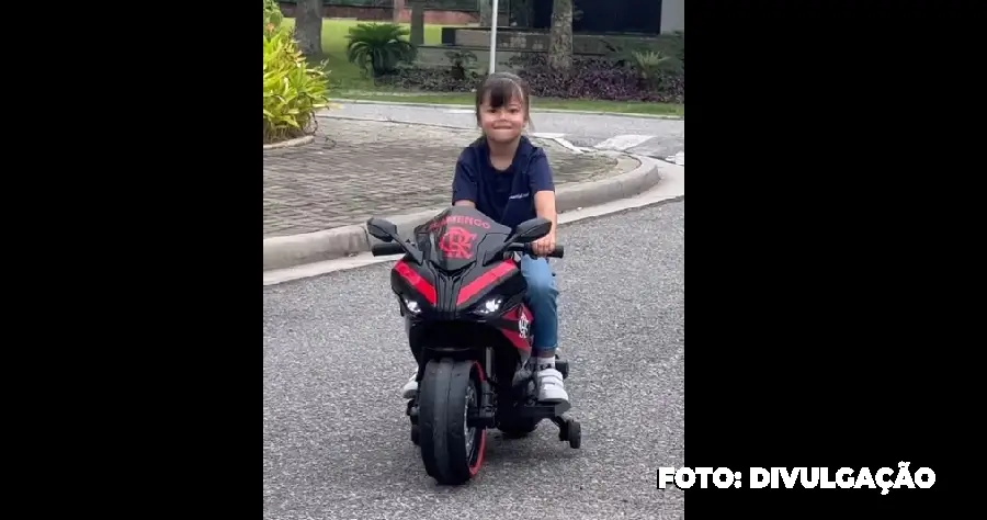 Flamengo presenteia filhos de jogadores com brinquedos personalizados