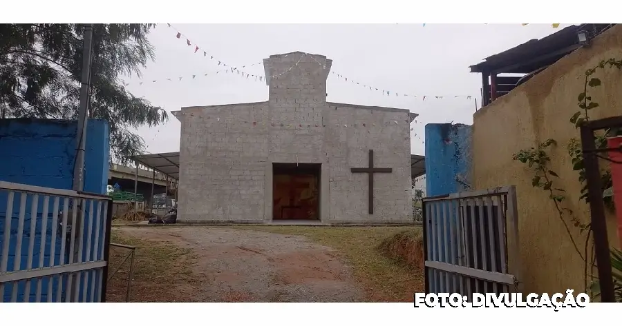 Missa na Capela de São Pedro, Praia das Pedrinhas