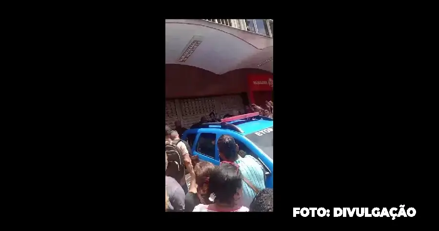 VÍDEO Homem esfaqueia ex-namorada por ciúmes em Alcântara, São Gonçalo