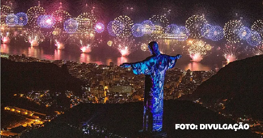 Espetáculo de fogos em Copacabana durante o réveillon 2025.