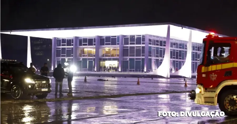 VÍDEO: Câmera do STF flagra explosão na Praça dos Três Poderes