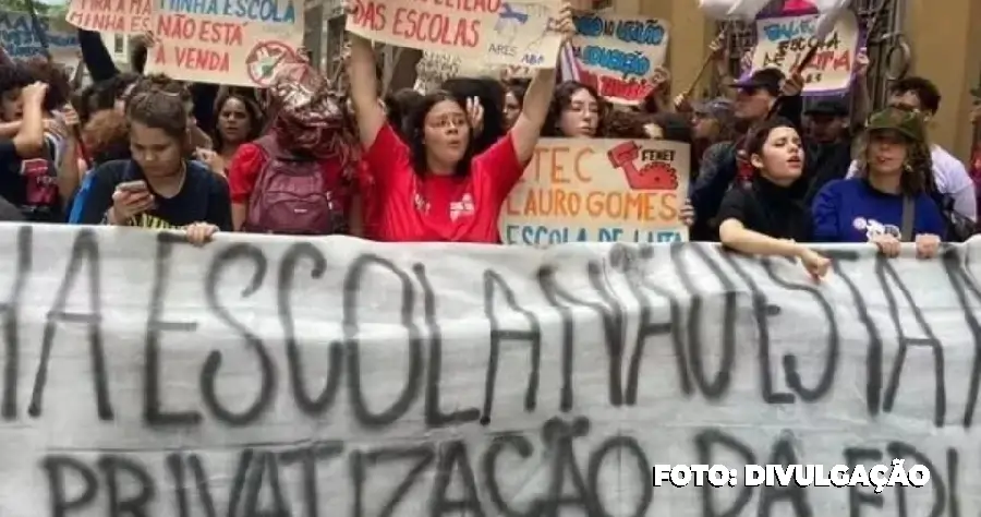 Confronto entre PMs e Manifestantes contra o Leilão de Escolas no Centro de São Paulo