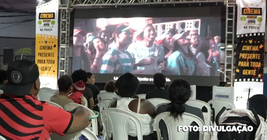 Cena da exibição do filme 'Nosso Sonho' sobre Claudinho e Buchecha na Praça do Colubandê