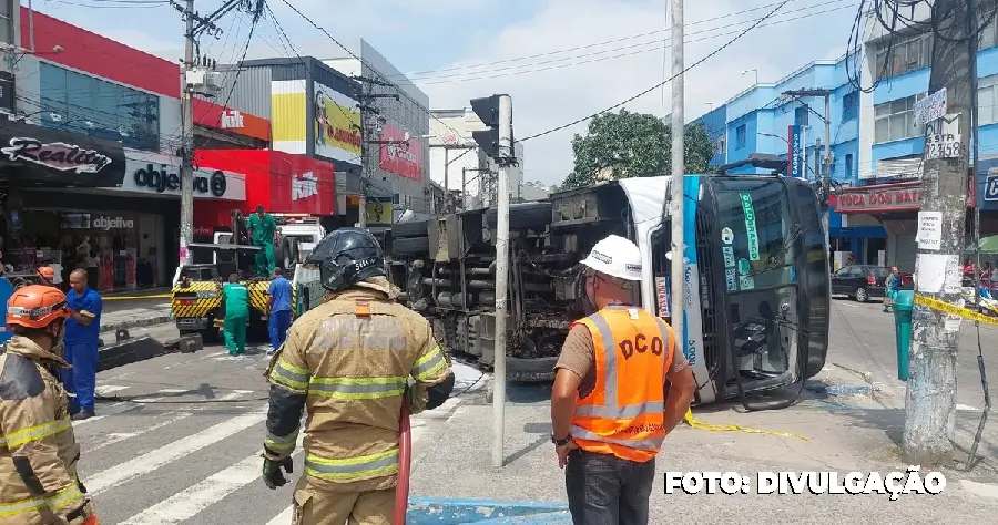 VÍDEO: Ônibus tomba em Alcântara, deixando nove feridos na Avenida Alfredo Backer