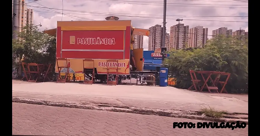  barracas de pastel por toda a parte, atrapalhando o comércio e a circulação de pessoas