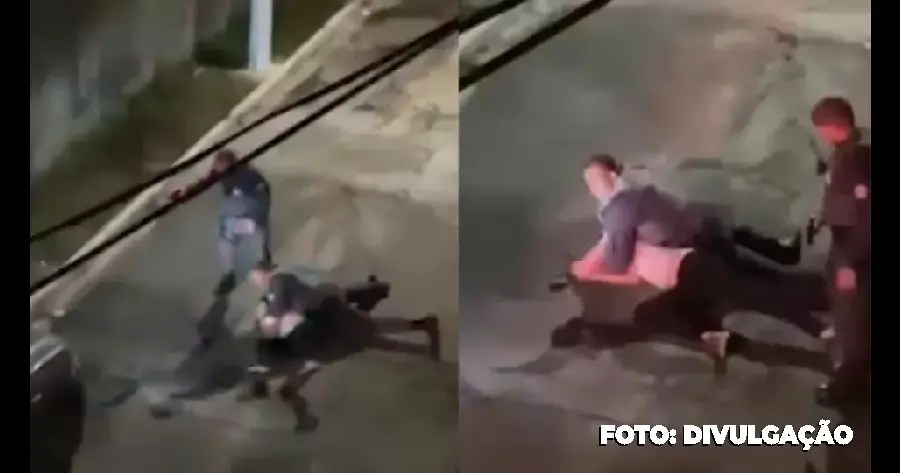 Cena de abordagem policial na zona sul de São Paulo com policial pisando na cabeça de motorista rendido