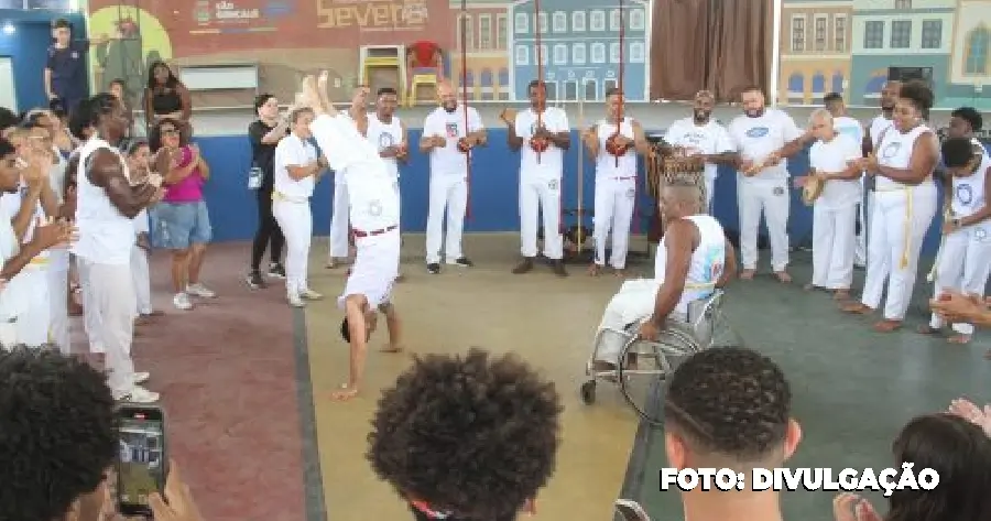 Crianças e adultos celebrando diversidade cultural em São Gonçalo.