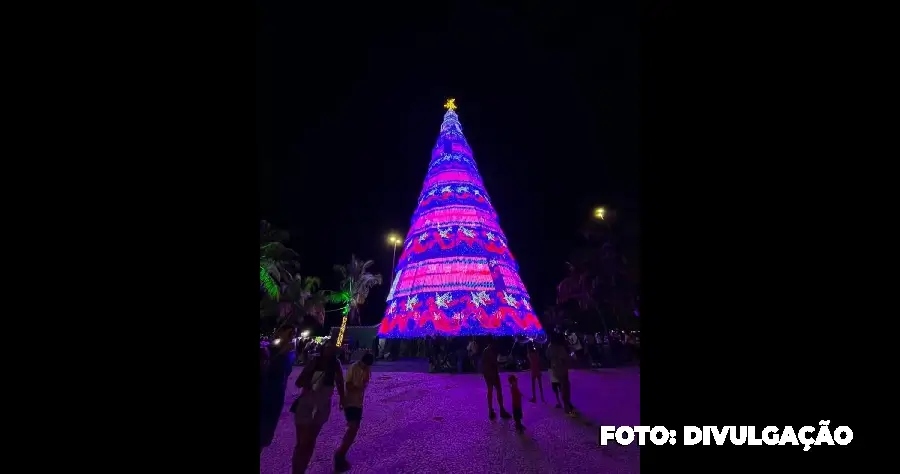 Árvore de Natal de Niterói sendo desmontada devido aos ventos fortes.