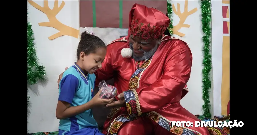 Escola de São Gonçalo recebe Papai Noel Preto em ação contra o racismo