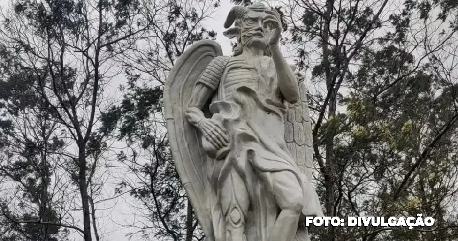 Estátua de Lúcifer no templo interditado em Gravataí