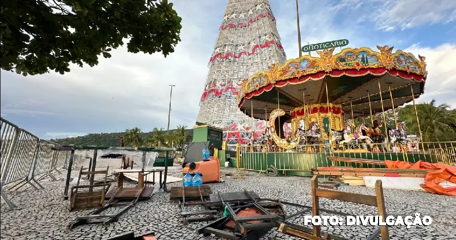 Árvore de Natal danificada por ventos fortes em Niterói e Maricá