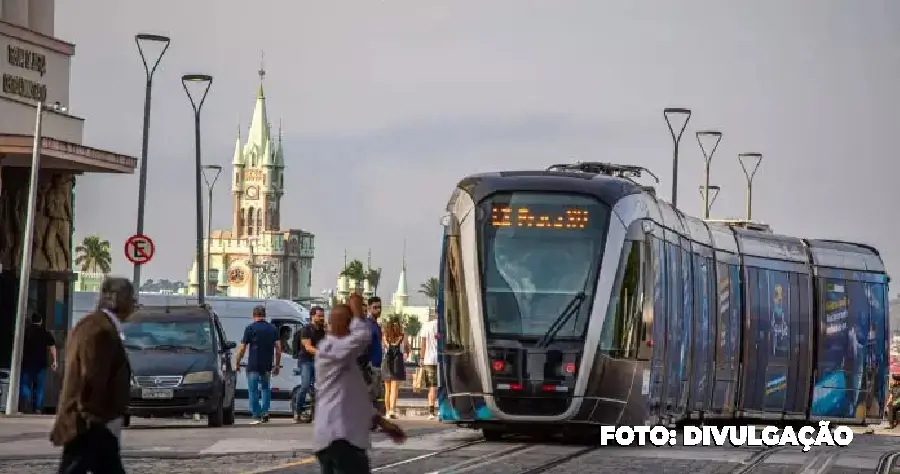 Imagem do VLT Carioca em operação especial para o Réveillon no Rio de Janeiro