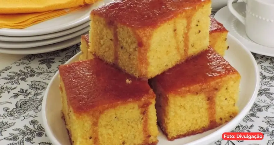 Bolo Simples com Cobertura de Doce de Leite para um Café da Tarde Perfeito