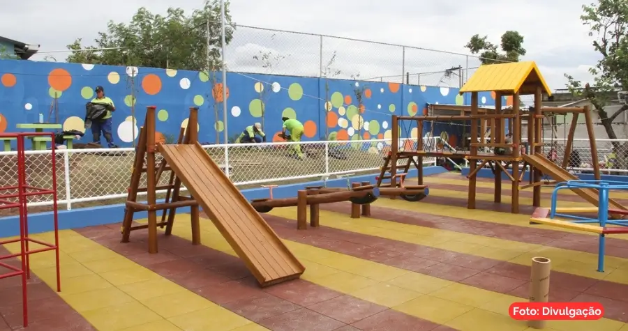 Brinquedos e equipamentos instalados na praça revitalizada no Jardim Alcântara.