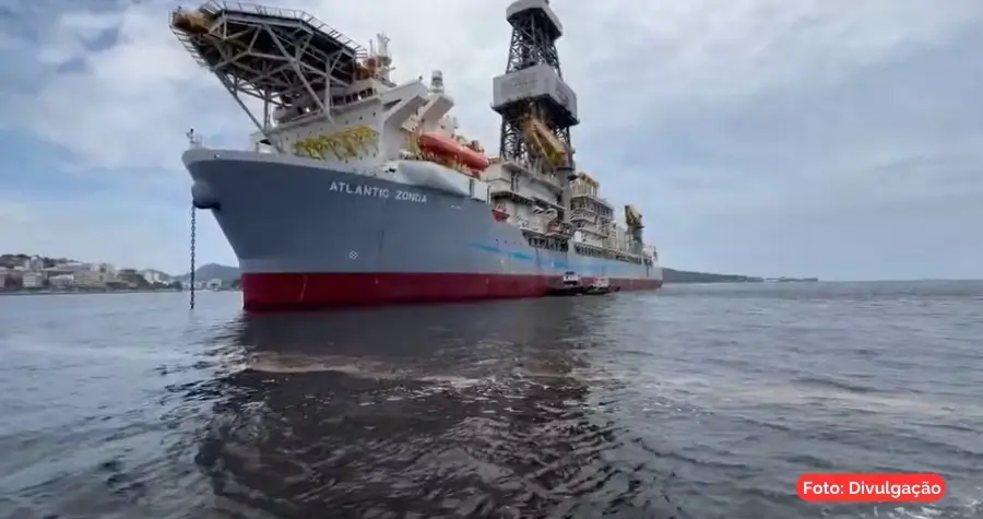 Imagem mostrando vazamento de óleo na Baía de Guanabara, destacando o impacto ambiental.