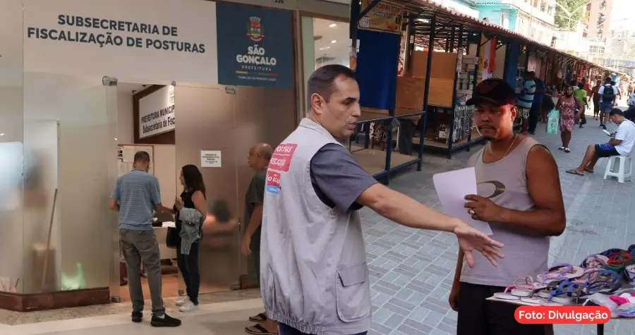 Comerciantes autônomos realizando recadastramento no Espaço Raul Veiga, Alcântara