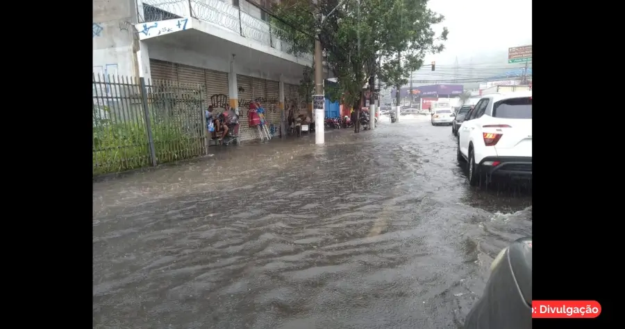 Rua alagada em São Gonçalo, complicando o trânsito.