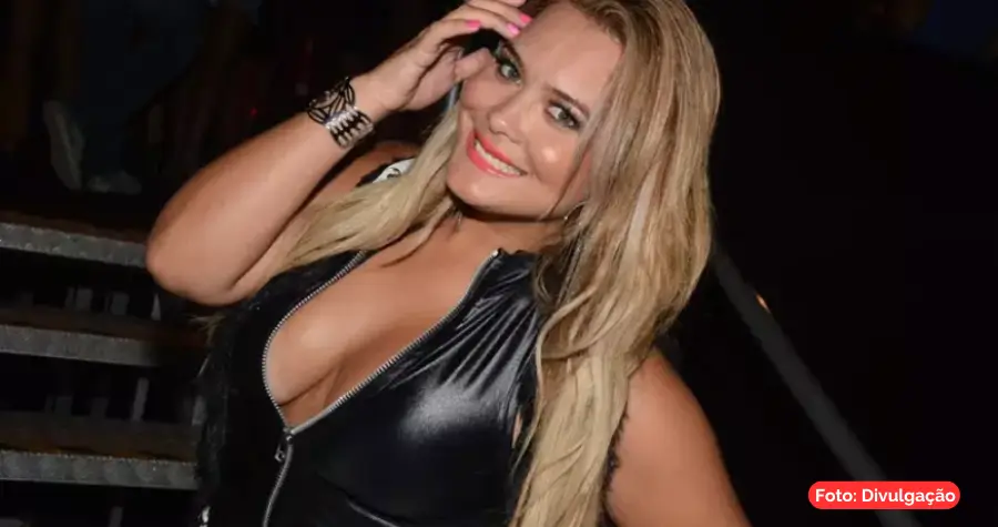 Geisy Arruda com seu vestido rosa polêmico, referência ao caso de 2009