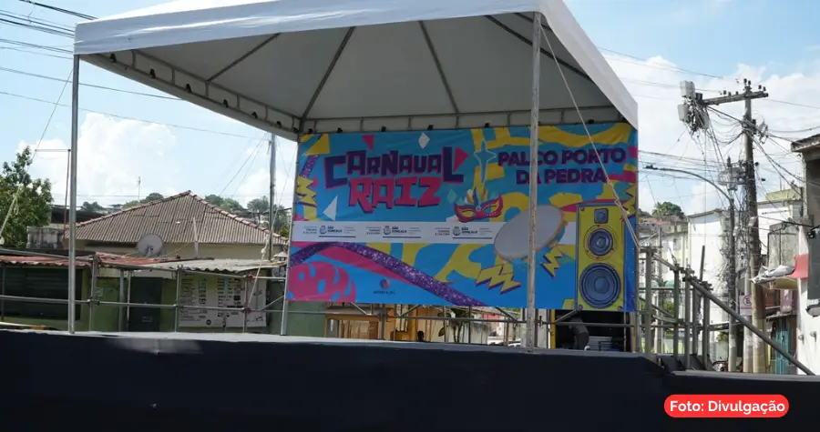 Palco principal do Carnaval Raiz em São Gonçalo com foliões animados e decoração festiva