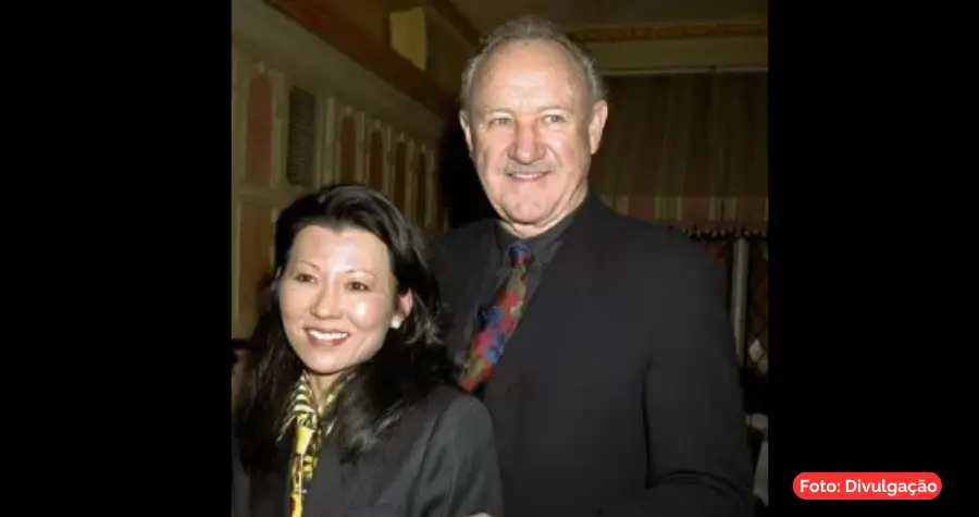 Fotografia de Gene Hackman e Betsy Arakawa sorrindo juntos em um evento público.