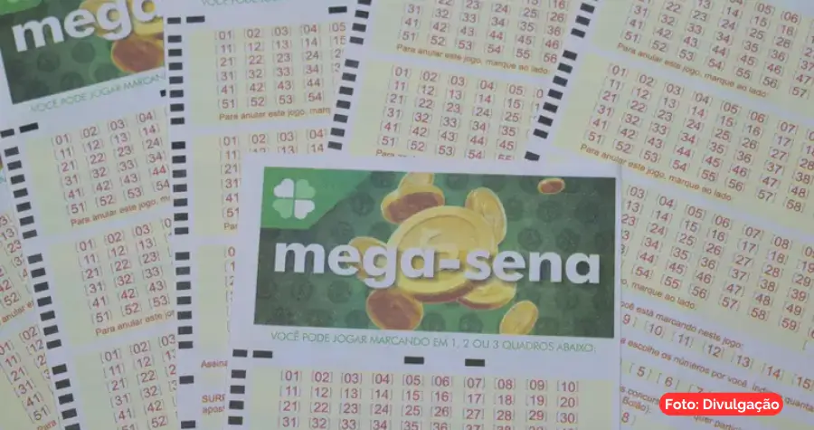 Bilhete de aposta da Mega-Sena com números destacados e prêmio acumulado em R$ 42 milhões