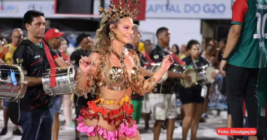 Paolla Oliveira brilha como rainha de bateria da Grande Rio no Carnaval do Rio