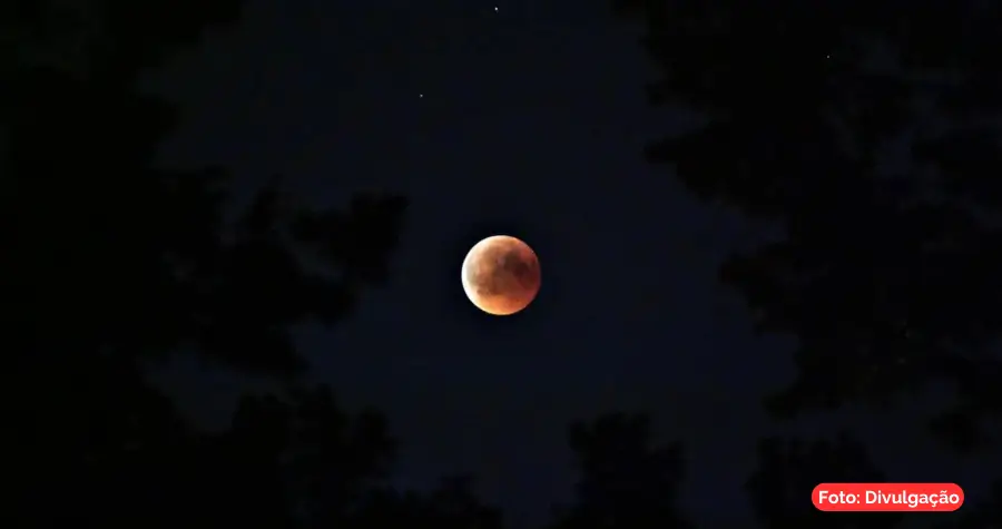 Lua vermelha durante o primeiro eclipse lunar de 2025