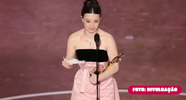 Mikey Madison recebe o Oscar 2025 de Melhor Atriz, superando Fernanda Torres e Demi Moore