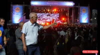 Palco do Sesc Verão 2025 em São Gonçalo com público animado